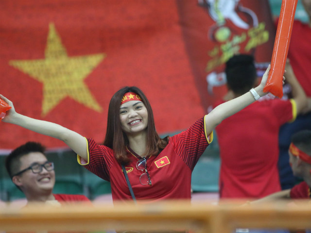U23 Việt Nam đầu bảng ASIAD: Fan nữ xinh quá nhiệt, cầu thủ xúc động tri ân