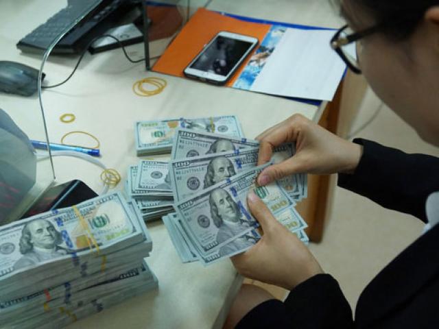 Kinh doanh - Giá USD tự do hạ nhiệt sau khi vọt lên 23.700 đồng/USD