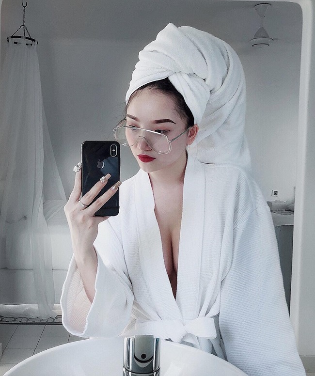 Bảo Trân tiết lộ dáng vóc quyến rũ với áo tắm hững hờ.&nbsp;