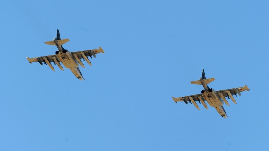 Nga: Chiến đấu cơ Su-25 hạ cánh ngay trên cao tốc, dân &#34;tròn mắt&#34; xem - 1
