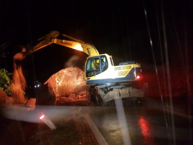 Tin tức trong ngày - Nhiều tảng đá lớn bằng "ngôi nhà" chặn QL6