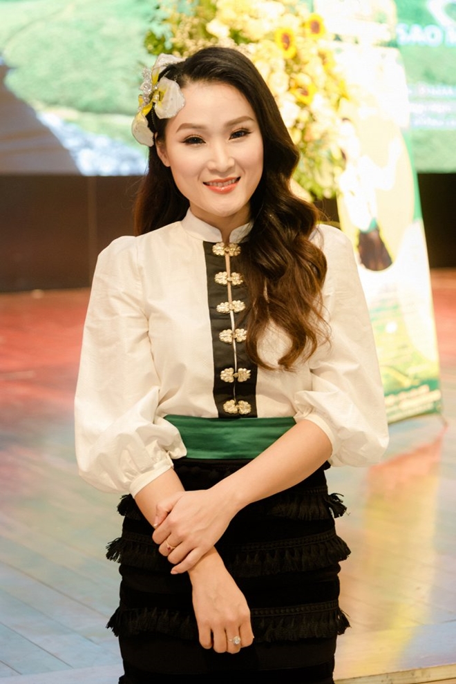 Á quân sao mai Lê Nhung khác lạ trong hình ảnh MV mới - 1