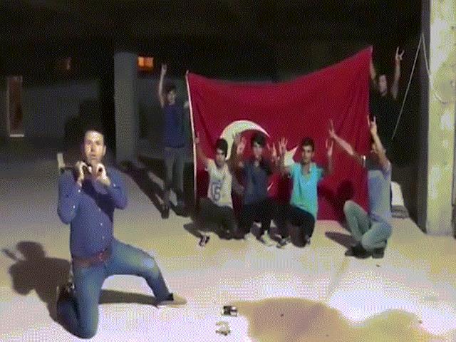 Thế giới - Giận ông Trump, người dân Thổ Nhĩ Kỳ quai búa đập iPhone vỡ tan tành