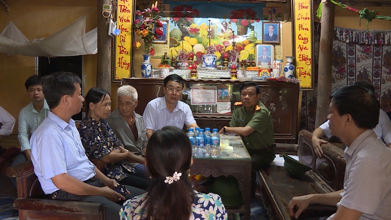 Sát thủ lạ mặt giết 2 vợ chồng ở Hưng Yên - 3