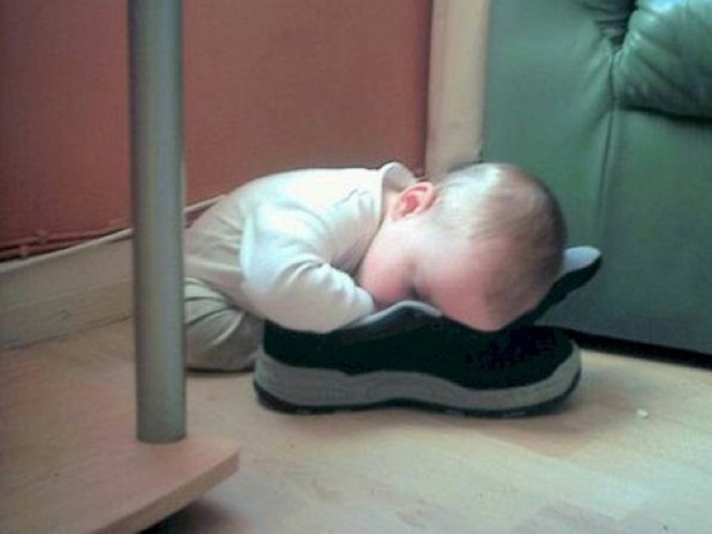 Tranh vui - Những tư thế ngủ "không cần quy củ" của lũ nhóc tì