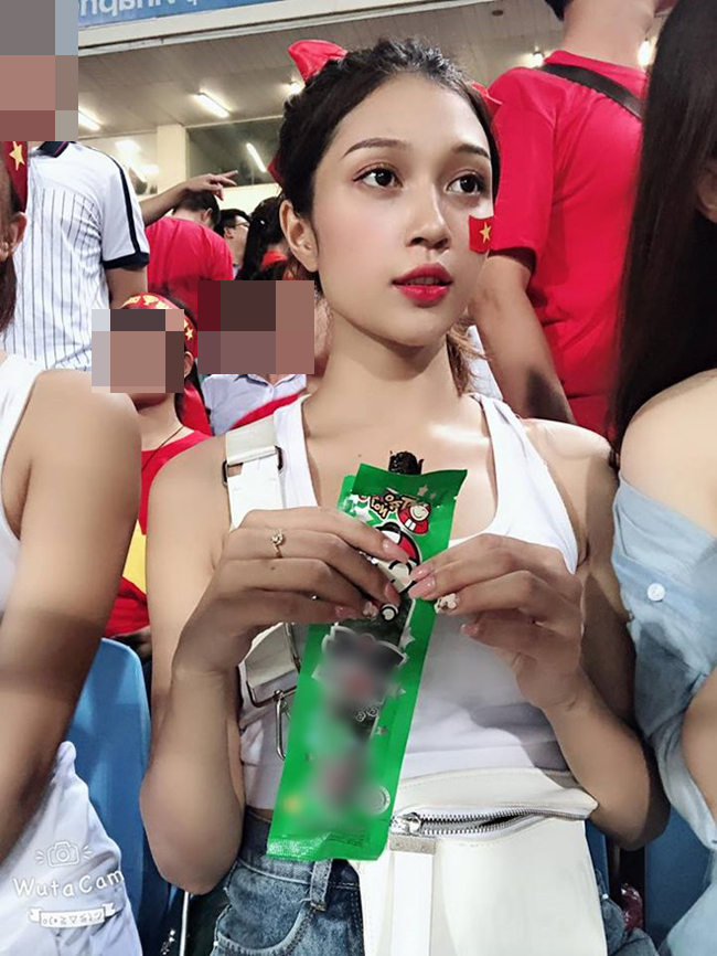 Trước ý kiến trái chiều của cộng đồng mạng, Trần Ngọc Anh &#40;Hoa khôi trường Đại học Khoa học Xã hội và Nhân Văn 2016&#41; cũng lên tiếng chia sẻ ý kiến cá nhân. Cô viết: “Lên hình không biết được mấy giây mà cộng đồng mạng làm em hết hồn”.