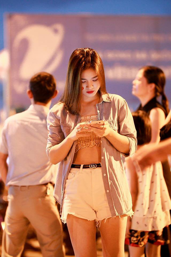 Cô nàng thu hút sự chú ý ngay cả khi chưa bước vào khán đài sân cỏ.&nbsp;