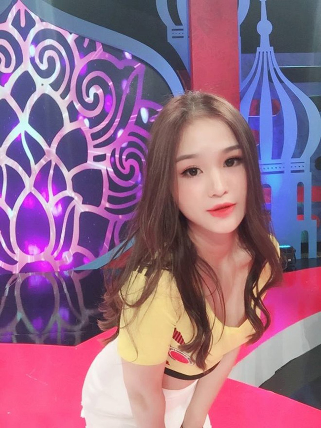 Linh Trang cũng từng tham gia "Nóng cùng World Cup 2018" và gây ấn tượng với gương mặt xinh đẹp, vóc dáng bốc lửa. 