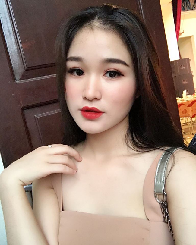 Trong những hình ảnh đời thường, Linh Trang cũng rất gợi cảm.&nbsp;
