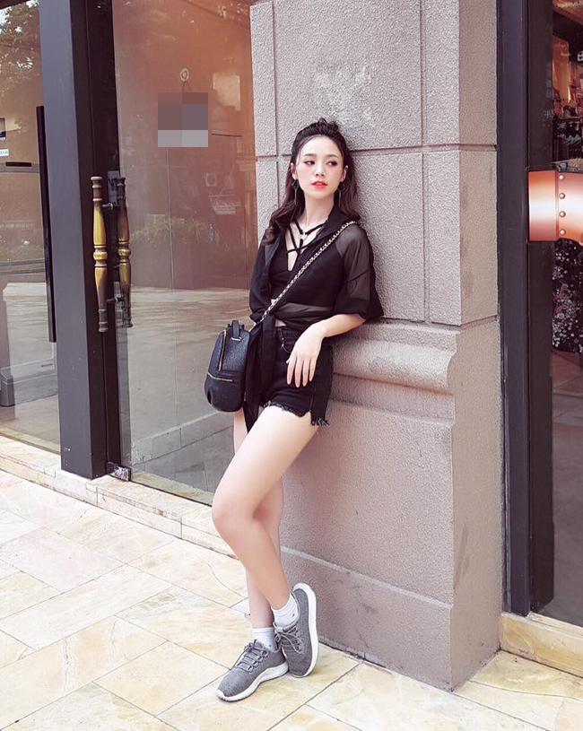 Phong cách đời thường của hot girl nhận được nhiều khen ngợi vì năng động, trẻ trung.