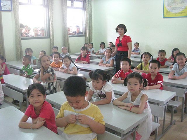 Hà Nội: Chen chúc 70 học sinh trong 1 lớp - 1