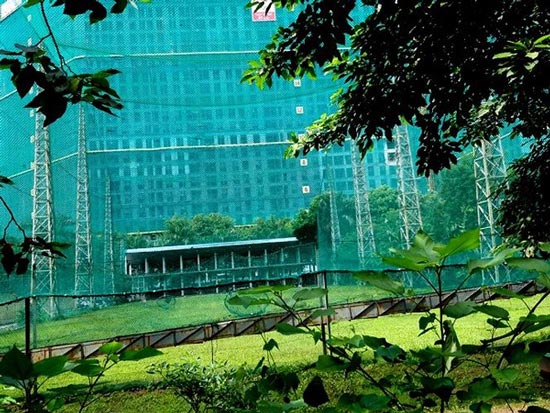 Sân golf, bãi xe &#34;mọc&#34; trên đất quy hoạch nhà văn hóa - 3