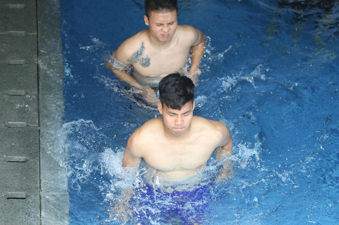 U23 VN đấu Nhật Bản: Ngâm nước đá như Ronaldo, Tiến Dũng khoe body 6 múi - 2