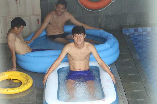U23 VN đấu Nhật Bản: Ngâm nước đá như Ronaldo, Tiến Dũng khoe body 6 múi - 4