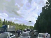 Thế giới - Nga: Chiến đấu cơ Su-25 hạ cánh ngay trên cao tốc, dân &quot;tròn mắt&quot; xem