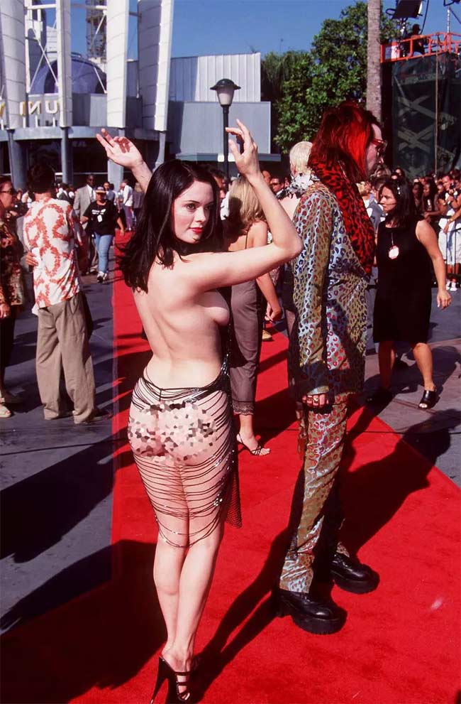 Một trong những bộ váy gây sốc nhất lịch sử thảm đỏ thế giới đó chính là thiết kế mà nữ diễn viên Rose McGowan mặc tại lễ trao giải MTV Video Music Awards năm 1998.