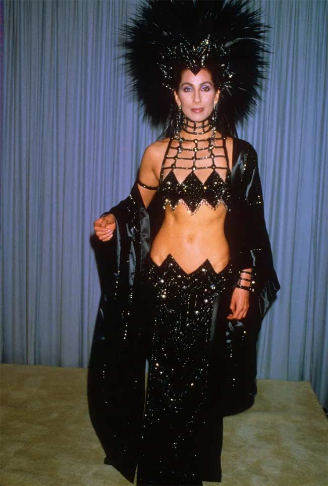 Bộ cánh của Cher tại Oscar 1986 sở dĩ rất táo bạo và độc đáo dựa trên mong muốn của nữ ca sĩ là không muốn mình "trông như một bà nội trợ tẻ nhạt".