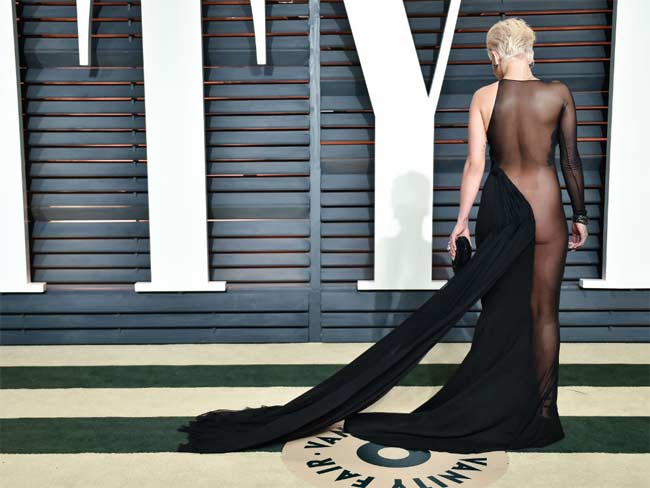 Bí mật của bộ váy mà Rita Ora diện trên thảm đỏ Vanity Fair này là gì?