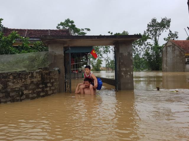 Sơ tán hơn 6.000 dân ở TP Thanh Hóa ra khỏi vùng ngập lụt
