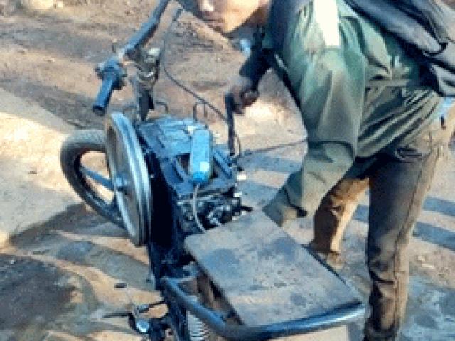 Thế giới xe - SỐC: Xe máy gắn động cơ quay tay như của máy cày