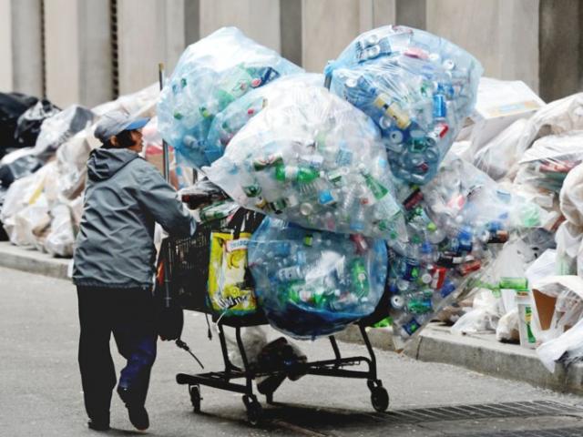 Kinh doanh - Lý do khiến nữ đại gia sở hữu 186 tỷ vẫn... đi nhặt ve chai mỗi ngày