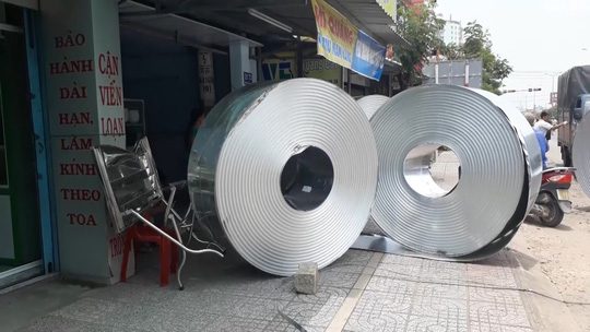 4 cuộn tôn nặng hàng chục tấn rơi từ trên xe xuống nhà dân - 1