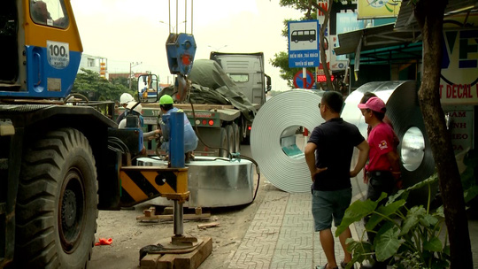 4 cuộn tôn nặng hàng chục tấn rơi từ trên xe xuống nhà dân - 2