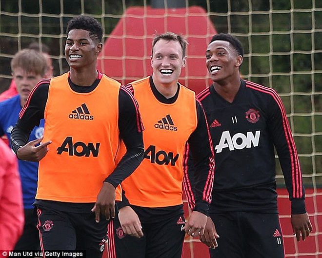MU bỗng vui như hội: Pogba làm &#34;sếp&#34;, Martial yêu Mourinho hết cỡ - 8