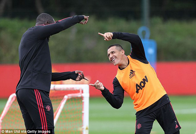 MU bỗng vui như hội: Pogba làm &#34;sếp&#34;, Martial yêu Mourinho hết cỡ - 6