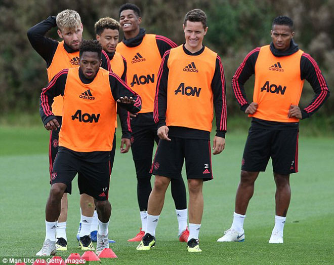 MU bỗng vui như hội: Pogba làm &#34;sếp&#34;, Martial yêu Mourinho hết cỡ - 3