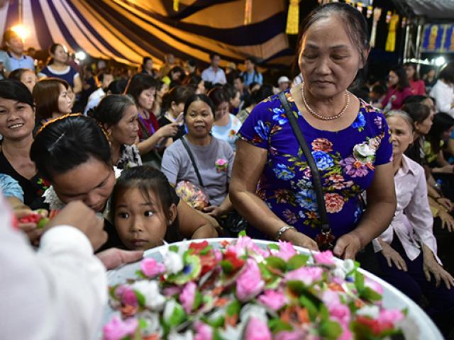 Hàng trăm người xúc động trong nghi lễ bông hồng cài áo mùa Vu Lan