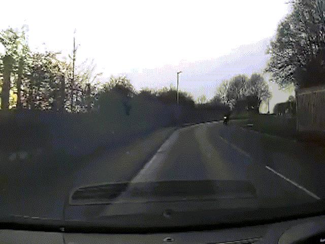 Thế giới - Anh: Khoảnh khắc hai tên trộm xe máy bị ngã, lao vào gầm ô tô