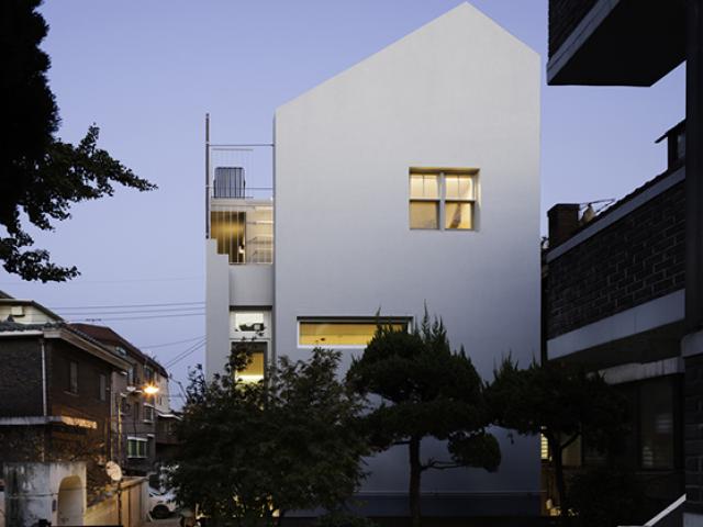 Tài chính - Bất động sản - "Giật mình" ngắm căn nhà khác lạ giữa lòng phố cổ