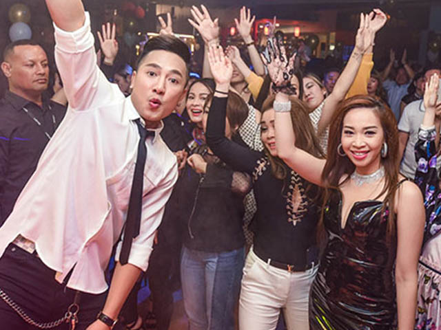 Ca nhạc - MTV - Bị tụ máu ở đùi, Châu Khải Phong vẫn nhảy sung hát 32 bài một đêm