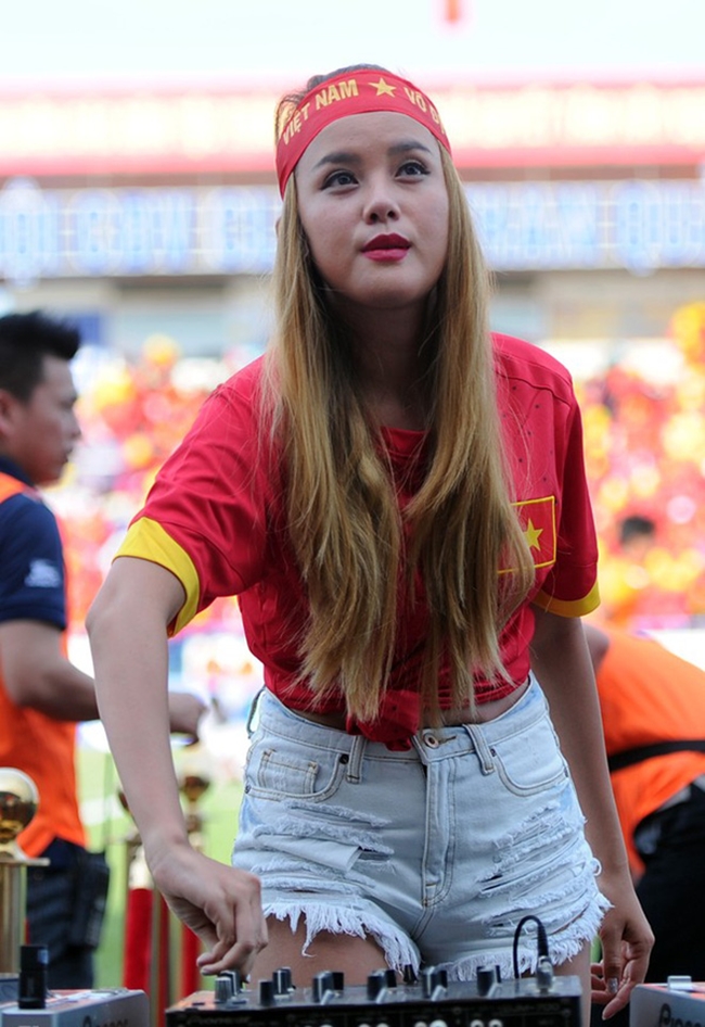 Trong những người đẹp showbiz chăm chỉ tới sân bóng nhất không thể không nhắc đến nữ DJ xinh đẹp Myno.&nbsp;