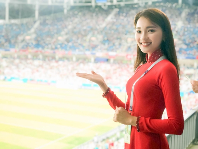 World Cup 2018 vừa kết thúc không lâu những người hâm mộ trái bóng tròn hẳn vẫn chưa quên ấn tượng về hình ảnh cô gái Việt xinh xắn cầm quốc kỳ tung bay trên sân vận động tại Nga.