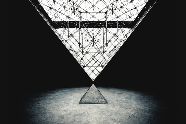 Bên trong bảo tàng Louvre ở Paris, Pháp, có thêm 2 mô hình kim tự tháp khác.