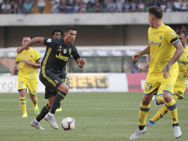Ronaldo chào sân Serie A: Thập diện mai phục đe dọa siêu anh hùng