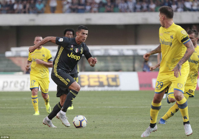 Ronaldo chào sân Serie A: Thập diện mai phục đe dọa siêu anh hùng - 1