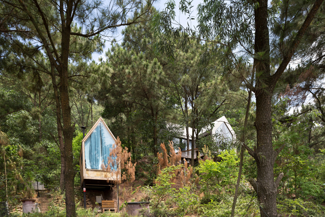 “Nhà bên rừng 2” (Forest House 2) là một căn nhà gỗ nằm chênh vênh bên vách đồi thông tại Sóc Sơn, Hà Nội. Đây là dự án thứ 2 nên căn nhà được đặt sát căn nhà Forest House 1 mà chúng tôi từng đề cập trước đó.