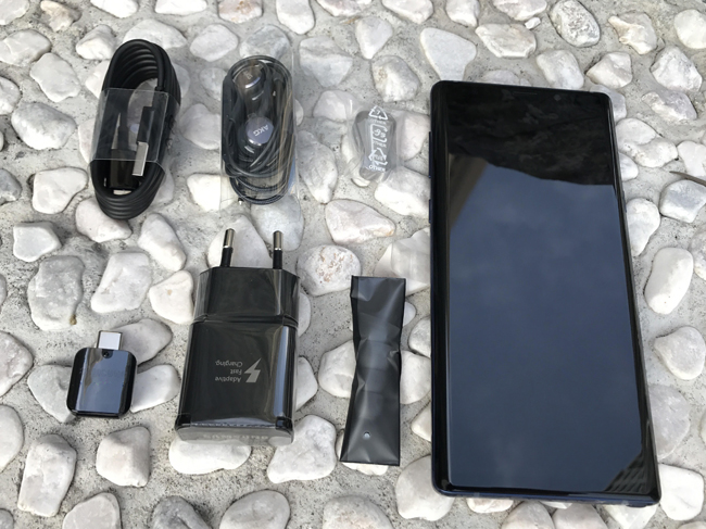 Bên trong hộp đựng Galaxy Note9 đi kèm sạc, dây cáp, tai nghe, mút bọc tai nghe, và một cây kim chọc khe SIM. Máy sở hữu kích thước 161.9 x 76.4 x 8.8 mm, trọng lượng 201 gram