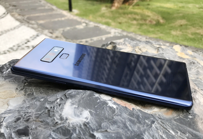 Samsung Galaxy Note9 hiện là dòng smartphone mang trong mình nhiều thông số &#34;khủng&#34; nhất hiện nay, như pin &#34;khủng&#34;, bộ nhớ trong &#34;khủng&#34;, khả năng kết nối &#34;khủng&#34; và có kích thước màn hình &#34;khủng&#34; nhất trong các dòng Galaxy,&nbsp;đặc biệt là đi kèm chiếc bút S Pen &#34;thần thánh&#34; phiên bản mới.