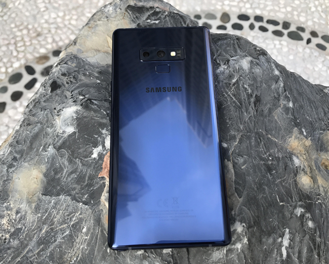 Galaxy Note9 sử dụng những công nghệ camera tiên tiến nhất của Samsung với các tính năng cải tiến mới, giúp việc chụp một tấm ảnh đẹp trở nên dễ dàng hơn. Camera sau kép 12 MP, khẩu độ f/1.5-2.4, 26mm, 1/2.55&#34;, 1.4µm, dual pixel PDAF, OIS và một cụm 12 MP, f/2.4, 52mm, 1/3.4&#34;, 1µm, AF, OIS, 2x optical zoom