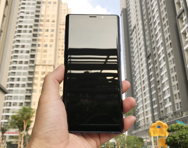 Camera trên Galaxy Note9 là camera thông minh nhất từ trước đến nay của Samsung khi ứng dụng trí tuệ nhân tạo nhằm nhận diện từng thành phần trong một bức ảnh, như cảnh sắc hay từng đối tượng cụ thể trong hình. Sau khi phân loại từng đối tượng trong bức hình theo danh sách 20&nbsp;chủ&nbsp;đề&nbsp;được thiết lập sẵn, thiết bị sẽ tự điều chỉnh và&nbsp;tối ưu hóa&nbsp;độ tương phản, màu sắc&nbsp;theo các thuật toán tích hợp.