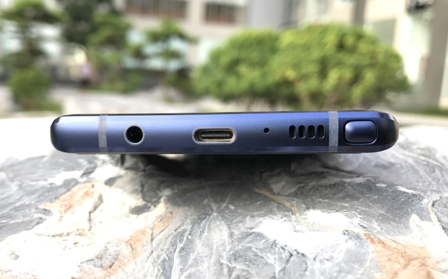 Ngoài ra, máy&nbsp;còn được tích hợp loa Stereo do AKG tinh chỉnh. Nhờ đó, YouTube đã vinh danh Galaxy Note9 là thiết bị có khả năng đem lại trải nghiệm nghe nhìn YouTube tốt nhất trên thị trường hiện nay.