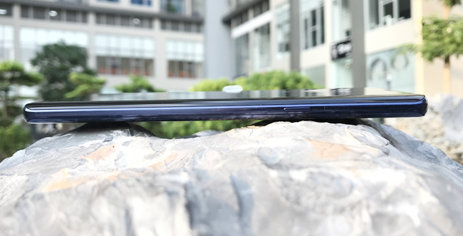 Các cạnh máy vẫn giữ nguyên thiết kế so với phiên bản tiền nhiệm Galaxy Note 8