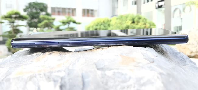 Galaxy Note9 là một chiếc điện thoại thông minh với bộ vi xử lý&nbsp;10nm cải tiến cùng tốc độ đường truyền mạng nhanh nhất hiện nay &#40;lên đến 1,2 gigabit/giây&#41;, tăng khả năng truyền tải thông tin.