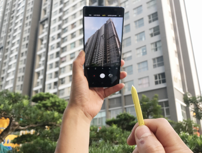 Được hỗ trợ bởi&nbsp;công nghệ bluetooth tiết kiệm năng lượng BLE &#40;Bluetooth Low-Energy&#41;, S Pen của Galaxy Note9 sẽ mang đến một phong cách hoàn toàn mới về cách sử dụng Note. Chỉ với một thao tác nhấn đơn giản, người dùng có thể dễ dàng chụp ảnh selfie, chụp ảnh nhóm, trình chiếu bài thuyết trình, ngưng/phát video,... Các nhà phát triển ứng dụng thậm chí có thể tích hợp các tính năng BLE của S Pen vào các thành phẩm của họ ngay trong cuối năm nay.
