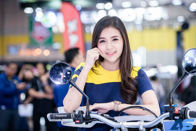 Gương mặt mĩ miều, trong trắng.