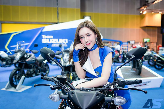 Để lộ lấp ló cặp tuyết lê trắng ngần.